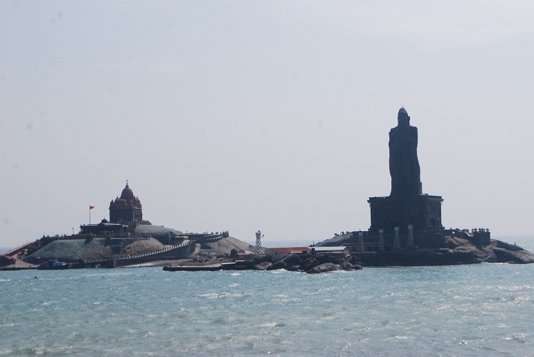 이곳이 힌두교 성지임을 저 바위섬은 기념관과 동상으로 웅변하고 있었다.