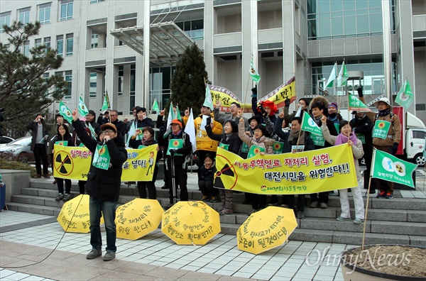  "핵보다는 해" 환경래퍼 그린그레이의 힙합 공연. 탈핵희망 국토도보순례단이 18일 오전 대전시청 앞에서 기자회견을 열고 있다. 사진은 기자회견 마지막 순서로 진행된 퍼포먼스.