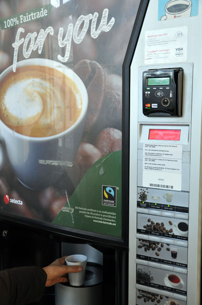 위트레흐트 대학 도서관은 현금 사용이 일체 불가능하다. 자판기 커피 한 잔을 뽑아 마시려해도 카드를 사용해야 한다. 공정무역 상품이라는 로고가 눈에 띈다.