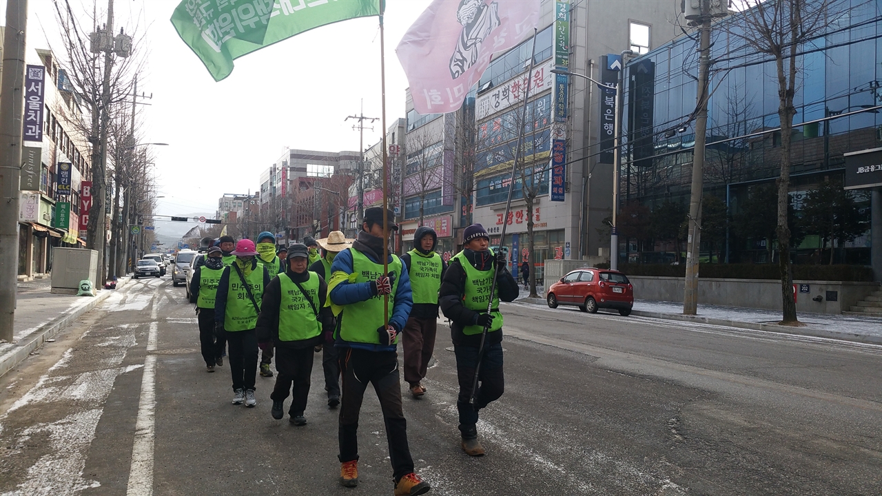 눈발이 날리고 바람이 몰아치는 아침, 고창군청을 출발하여 정읍을 향하고 있다. 