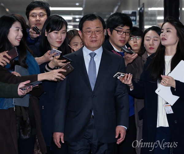 이병기 대통령 비서실장이  테러방지법 등 쟁점 법안의 조속한 처리를 요청하기 위해 국회를 방문해 기자들의 질문을 받고 있다. 이병기 실장 등 청와대 참모진은 정의화 국회의장과 여야 지도부를 차례로 만나 북한의 테러 가능성이 어느 때보다 현실화될 가능성이 크다고 설명하고 테러방지법의 조속한 처리를 요청한 것으로 알려졌다.
