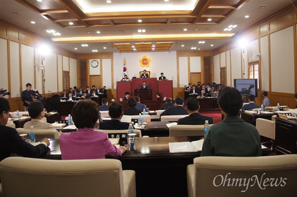 대구시의회 임시회에서 의원들이 질의를 하는 모습.