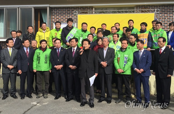 정동영 전 의원이 19일 전북 순창군 복흥면 마을회관에서 전주 덕진구 출마를 선언하고 있다. 