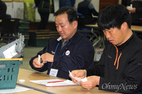  민주노총 경남본부 공직선거후보발굴위원회는 손석형-노회찬 후보를 두고 '창원성산 총선 후보'를 뽑기 위한 창원지역 사업장 조합원 총투표를 실시하고, 20일 오전 대강당에서 개표작업에 들어갔다.