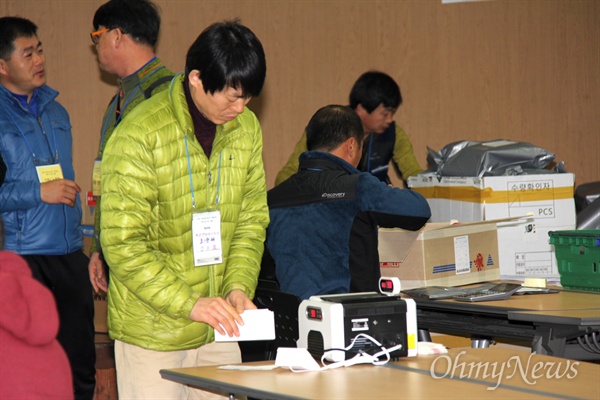  민주노총 경남본부 공직선거후보발굴위원회는 손석형-노회찬 후보를 두고 '창원성산 총선 후보'를 뽑기 위한 창원지역 사업장 조합원 총투표를 실시하고, 20일 오전 대강당에서 개표작업에 들어갔다.