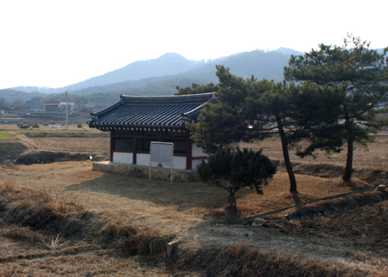   '선산 삼강(三綱)정려'는 문화재자료 333호이다. 삼강정려는 이곳 봉계마을(봉한리)에서 난 충신, 효자, 열녀 세 분을 기려서 후세에 귀감(龜鑑)이 되도록 나라에서 표창한 징표이다. 충신은 야은 길재(吉再, 1353-1419) 선생이고, 효자는 부모님을 지성으로 봉양하여 자식의 도리를 다한 배숙기(裵淑綺)이며, 열녀는 남편이 왜구에 잡혀간 후 8년을 하루같이 정절을 지킨 조을생의 아내 약가(藥哥)이다. 이 삼강정려는 경북 구미시 고아읍 봉한3길 28에 있다. 주소를 특별히 강조하는 것은 '모든 곳'의 안내 주소가 틀려있기 때문이다.