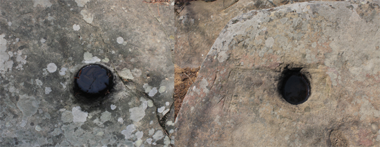 천생산성 곳곳에서 볼 수 있는 바위에 동그랗게 판 구멍들. 곽재우 부대가 깃발을 꽂느라 판 것으로 여겨지고 있다.