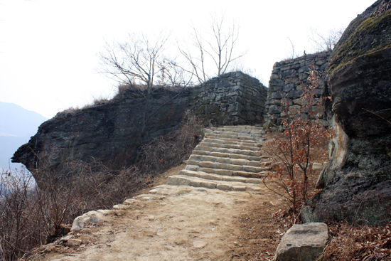 거대 바위들 사이에 돌을 쌓아 성곽을 구축한 기법을 잘 보여주는 천생산성