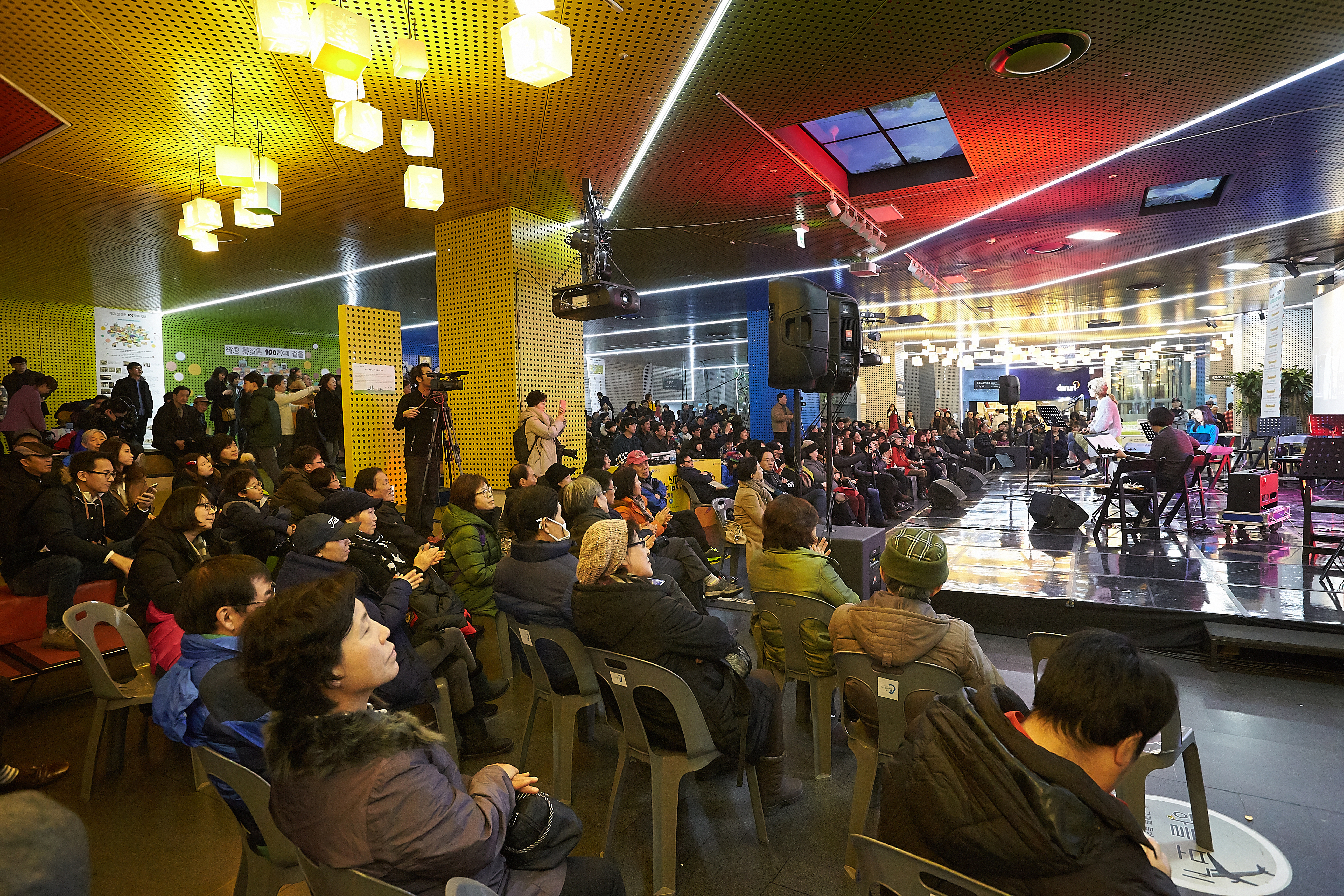 서울시청 시민청 활짝라운지에서 '토요일은 청이 좋아' 콘서트가 열리고 있다.