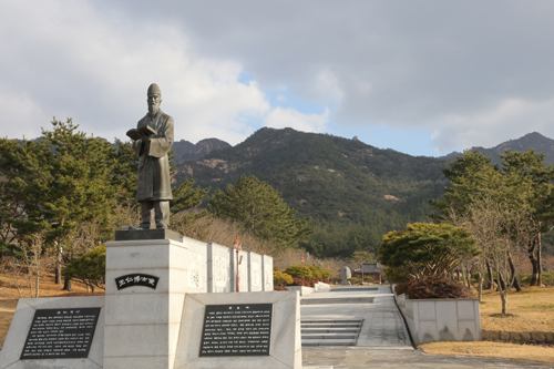 왕인박사유적지의 왕인 동상. 왕인 박사는 일본 응신천황의 초청으로 일본으로 건너가 아스카문화를 꽃피우는데 큰 역할을 했다.