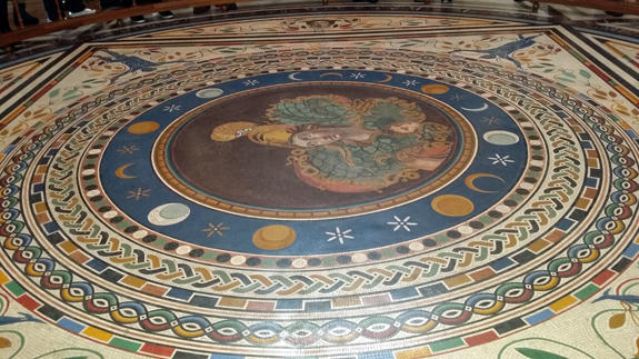 '십자가의 방' 화려한 바닥 모자이크화. 전쟁의 여신 아테네와 이지스의 얼굴이 새겨져 있다.