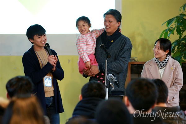 'ㄱㄴㄷ' 순으로 꿈틀리 인생학교 첫 입학생 중 1번이 된 강건군이 개교식 및 제 1회 입학식에서 가족들을 소개하고 있다.