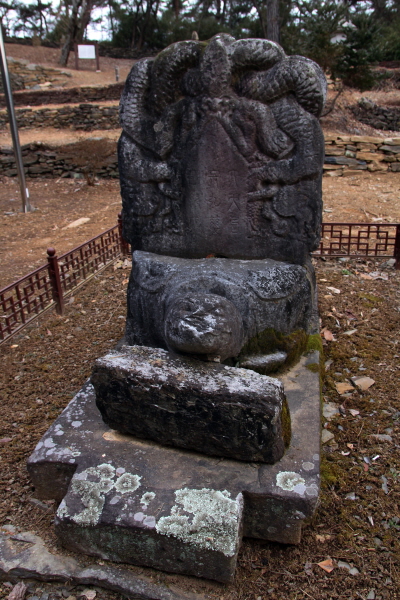 용암사터에는 비석의 몸통은 어디 가고 없고 비석을 받치는 거북이(귀부)와 머리 장식(이수)만 남은 뒤로 용암사 승탑과 석불이 있다. 
