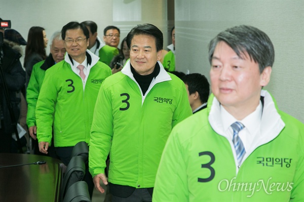 2016년 3월 국민의당에 입당한 정동영 전 의원이 이날 오전 서울 마포구 국민의당사에서 첫 공식회의 참석을 위해 안철수, 천정배 공동대표와 함께 회의실로 들어 서고 있다. 