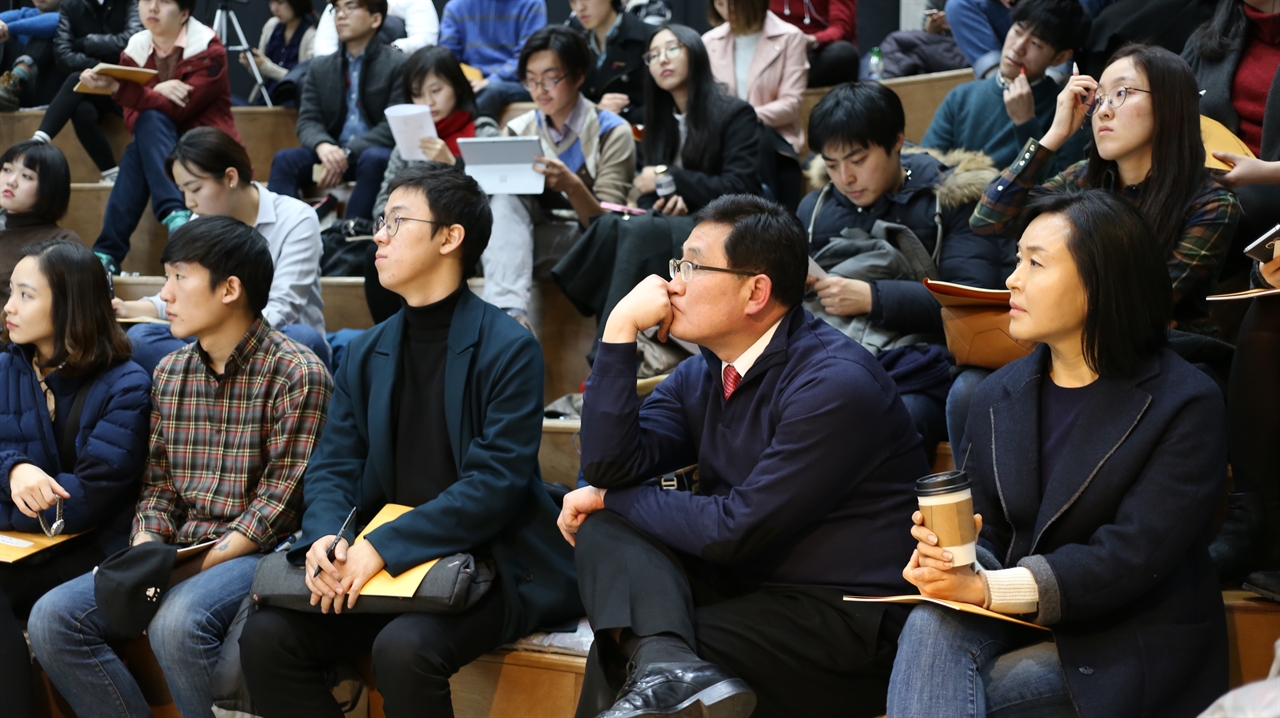  적들로 가득찬 콜로세움에 앉은 김장수 박사