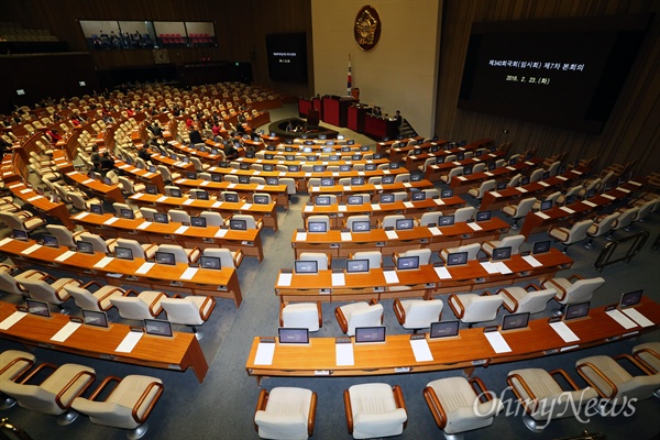 정의화 국회의장이 테러방지법 직권상정 방침을 밝힌 23일 오후 국회 본회의에 더불어민주당 의원들이 참석하지 않아 자리가 비어 있다. 