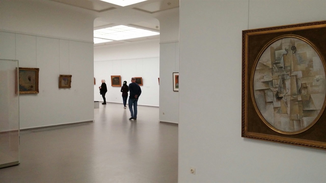 전용 미술관으로 지어진 때문인지, 전시실마다 관람이 편하고 여유롭다. 사진 오른쪽은 피카소의 작품이다. 