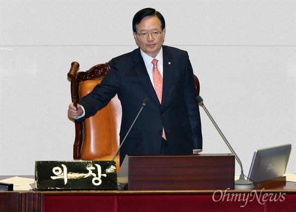 정의화 국회의장이 23일 오후 국회 본회의에서 테러방지법을 직권상정하고 있다.