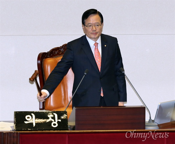  정의화 국회의장이 23일 오후 국회 본회의에서 테러방지법을 직권상정하고 있다.