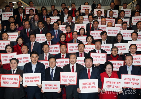 새누리당 김무성 대표를 비롯한 의원들이 23일 오후 국회 로텐더홀에서 테러방지법 무제한 토론을 벌이고 있는 더불어민주당 규탄대회를 열고 있다. 