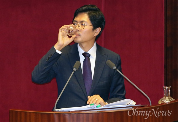 김광진 더불어민주당 의원이 지난 23일 오후 국회 본회의에 상정된 테러방지법 의결을 막기 위해 무제한 토론(필리버스터)을 하던 도중 목을 축이고 있다.