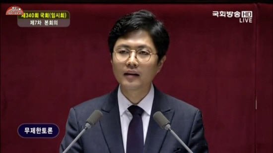 김광진 의원이 국회에서 테러방지법에 대해 발언하고 있다. 김 의원은 5시간 33분 동안 발언하며 고 김대중 전대통령의 최장 필리버스터 기록(5시간 19분)을 경신했다.