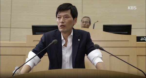 드라마 어셈블리 진상필(정재영분) 의원이 필리버스터를 행사하고 있다. 그는 극중에서 25시간이 넘는 시간 동안 처절한 사투를 벌인다.