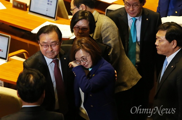 은수미 더불어민주당 의원이 24일 오후 '테러방지법' 직권상정 저지를 위해 국회 본회의에서 10시간 18분동안 무제한토론(필리버스터)을 진행 한 뒤 동료들의 격려를 받으며 눈물을 흘리고 있다.