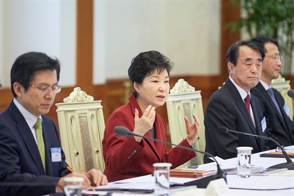 지난해 2월 오전 청와대에서 열린 국민경제자문회의에 참석한 박근혜 전 대통령.