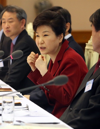박근혜 대통령이 지난 2월 24일 오전 청와대 충무실에서 열린 제8차 국민경제자문회의에서 모두 발언을 하고 있다. 