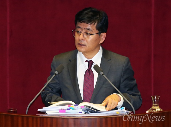 박원석 정의당 의원이 24일 오후 국회 본회의에서 테러방지법 직권상정 저지를 위한 무제한토론(필리버스터)을 진행하고 있다.