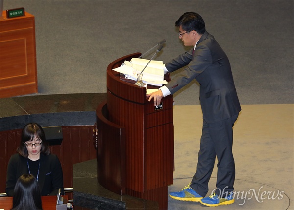 박원석 정의당 의원이 24일 오후 국회 본회의에서 테러방지법 직권상정 저지를 위한 무제한토론(필리버스터)을 진행하고 있다.