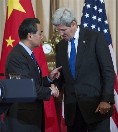 왕이 중국 외교부장과 존 케리 미 국무장관. 사진은 2월 23일(미국 현지시각) 워싱턴 D.C.에서 열린 공동기자회견 모습. 
