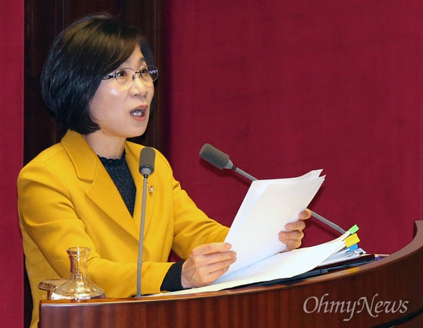 김제남 정의당 의원이 2월 25일 국회 본회의장에서 테러방지법 반대 무제한 토론(필리버스터)을 하고 있다.