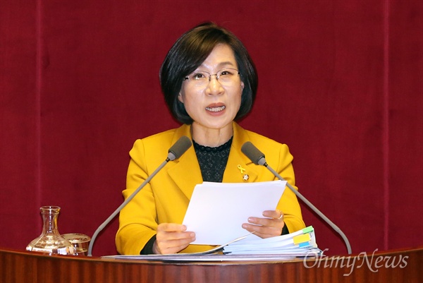 김제남 정의당 의원이 25일 국회 본회의장에서 테러방지법 반대 무제한 토론(필리버스터)을 하고 있다.