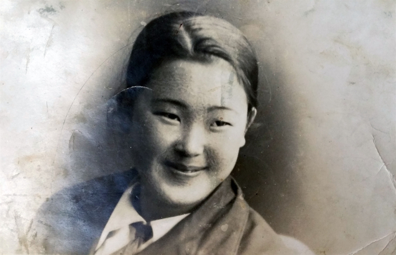 1919년생으로 충북 대지주의 딸로 태어난 한경희 여사는 일본 유학을 떠나는 등 신여성의 삶을 살았으나 해방 후 분단과 이념 갈등의 희생양이 되었다. 2016년부터 그녀의 이름을 딴 ‘한경희 평화통일상’이 제정된다.