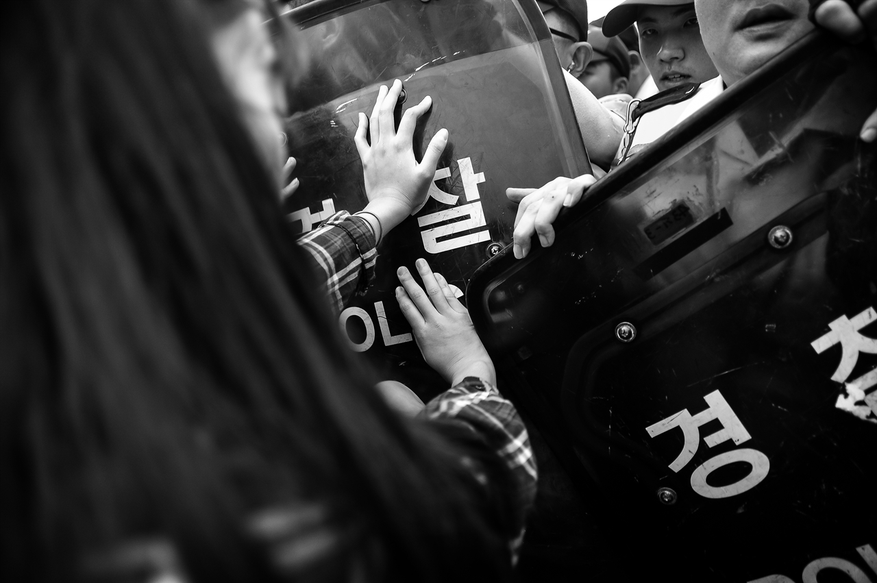광화문 광장에서 시작하려던 세월호 추모행진을 경찰이 방패로 막고 있다.