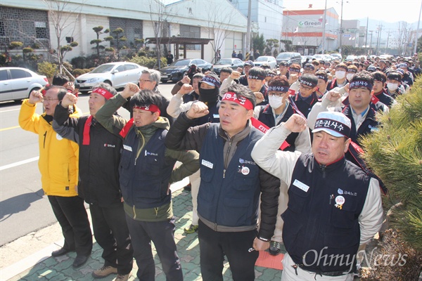 일본자본 투자기업인 '한국산연'이 최근 생산부 폐지를 결정한 가운데, 금속노조 경남지부는 25일 마산자유무역지역 KTT 공장 앞에서 "한국산연 정리해고 분쇄 결의대회"를 열었다.