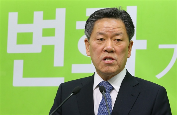 국민의당 주승용 원내대표가 25일 오전 서울 마포 당사에서 열린 기자회견에서 여야가 대립하고 있는 테러방지법에 대한 국민의당의 중재안을 발표하고 있다. 