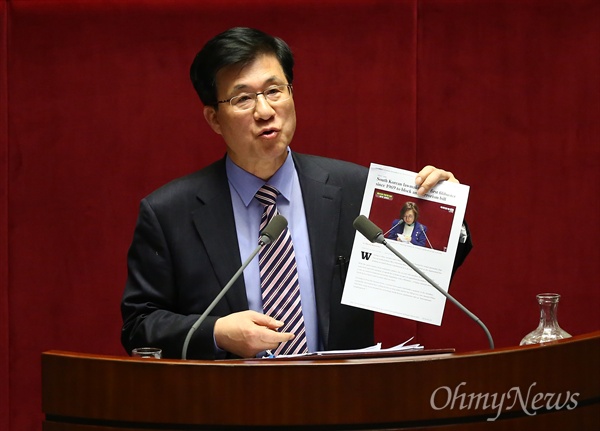 외신 보도 공개하는 신경민  더불어민주당 신경민 의원이 25일 오후 국회 본회의에서 테러방지법 직권상정에 반대해 무제한토론(필리버스터) 중 외신 보도 된 기사를 공개하고 있다. 