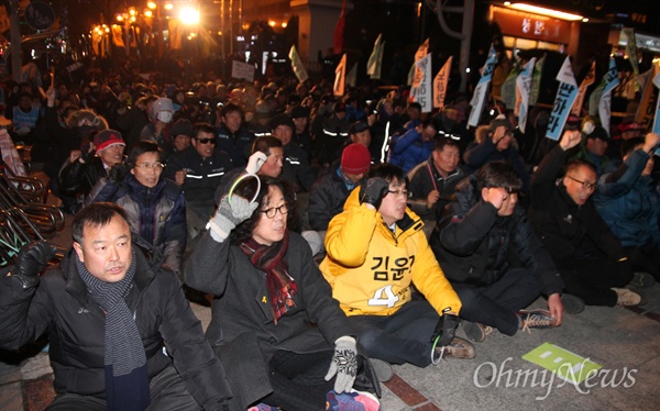  '민주수호 대전운동본부'는 25일 저녁 대전 서구 둔산동 타임월드백화점 앞에서 '2.25 박근혜 정부 취임3년, 기억하라, 분노하라, 심판하라 대전시국대회'를 개최했다. 