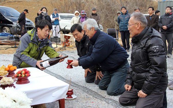  25일 오후 2시 홍성 광천 유해매장지 현장에서 열린 개토제에서 희생자 유가족들이 제를 올리고 있다.