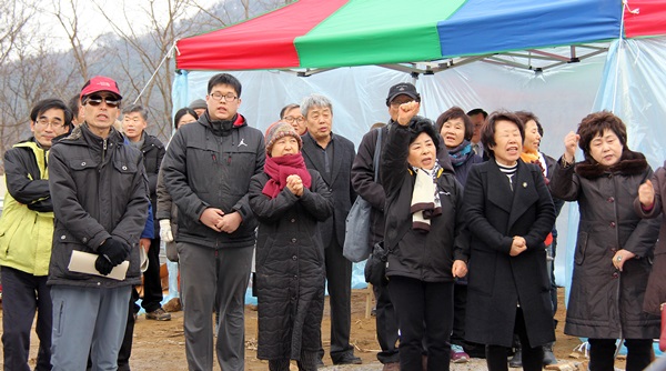 25일 오후 2시 홍성 광천 유해매장지 현장에서 열린 개토제에서 참석자들이 희생자들의 유해를 '밝은 곳으로 모시겠다'고 외치고 있다.