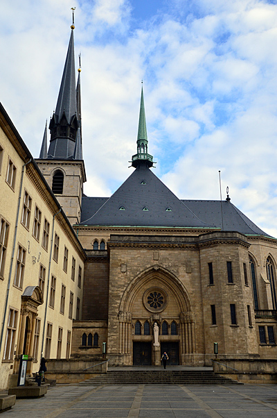 가톨릭 국가인 룩셈부르크의 대표 성당으로서 고딕의 보물로 불린다.