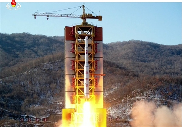 북한 조선중앙TV가 광명성 4호 발사장면을 사진으로 내보냈다. 