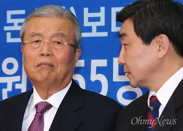 더불어민주당 김종인 비대위 대표와 이종걸 원내대표가 지난 2월 26일 오전 국회에서 대화를 나누고 있다.