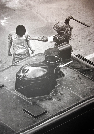 1980년 5월 19일 금남로에서 진압 군인이 시민을 진압봉으로 폭행하는 모습.