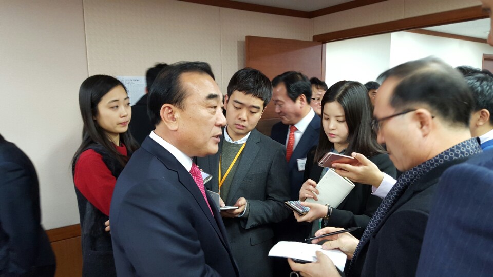 2월 25일 오후 새누리당 공천을 위한 면접심사를 받고 나온 울주군 김두겸 후보가 기자들로부터 공천심사위원들의 질문에 대한 답변과 관련한 질문을 받고 있다 