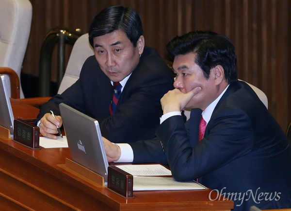  새누리당 원유철 원내대표와 더불어민주당 이종걸 원내대표가 26일 오후 테러방지법 처리를 막기 위한 야당의 필리버스터가 이어지고 있는 국회 본회의장에서 대화를 나누고 있다. 