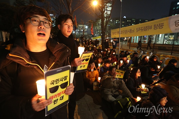  26일 오후 여의도 국회앞에서 민중총궐기투쟁본부 등 시민사회단체 회원들이 테러방지법을 반대하는 촛불문화제를 열고 있다.